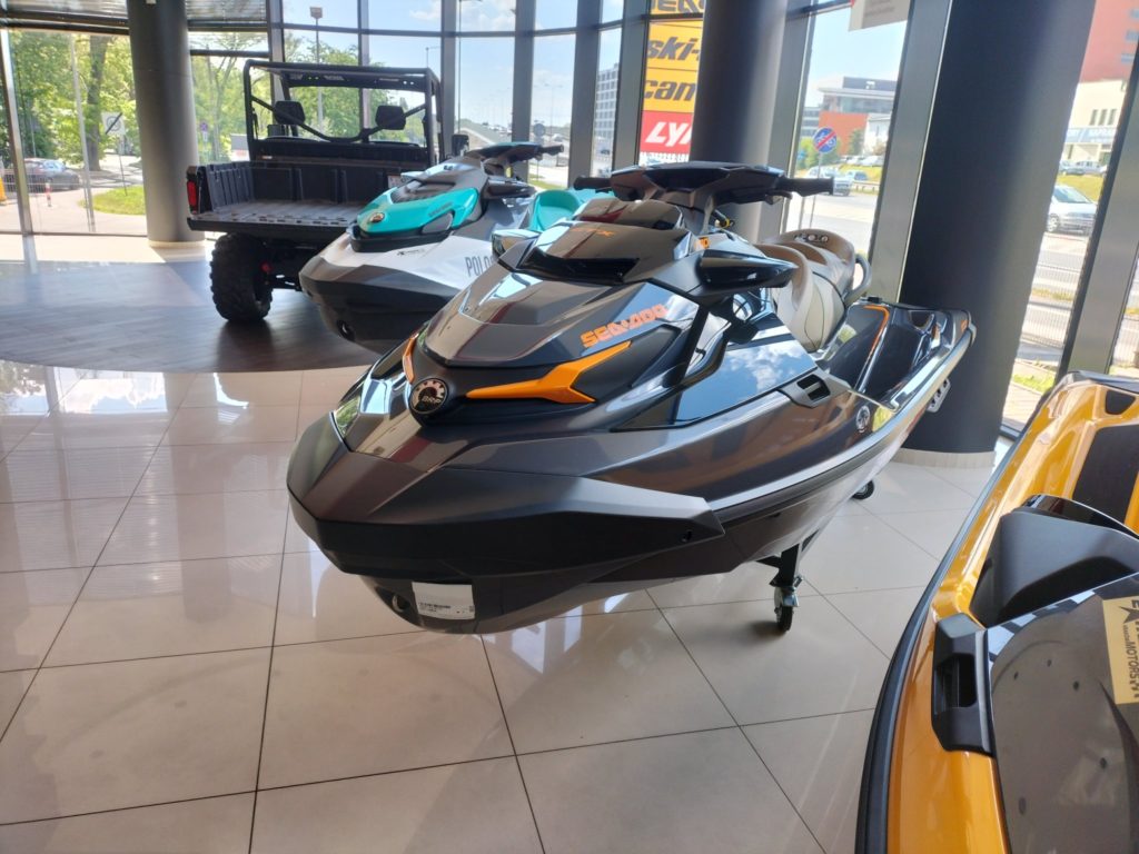 Skuter wodny w salonie. Finansowanie, leasing skuterów wodnych.