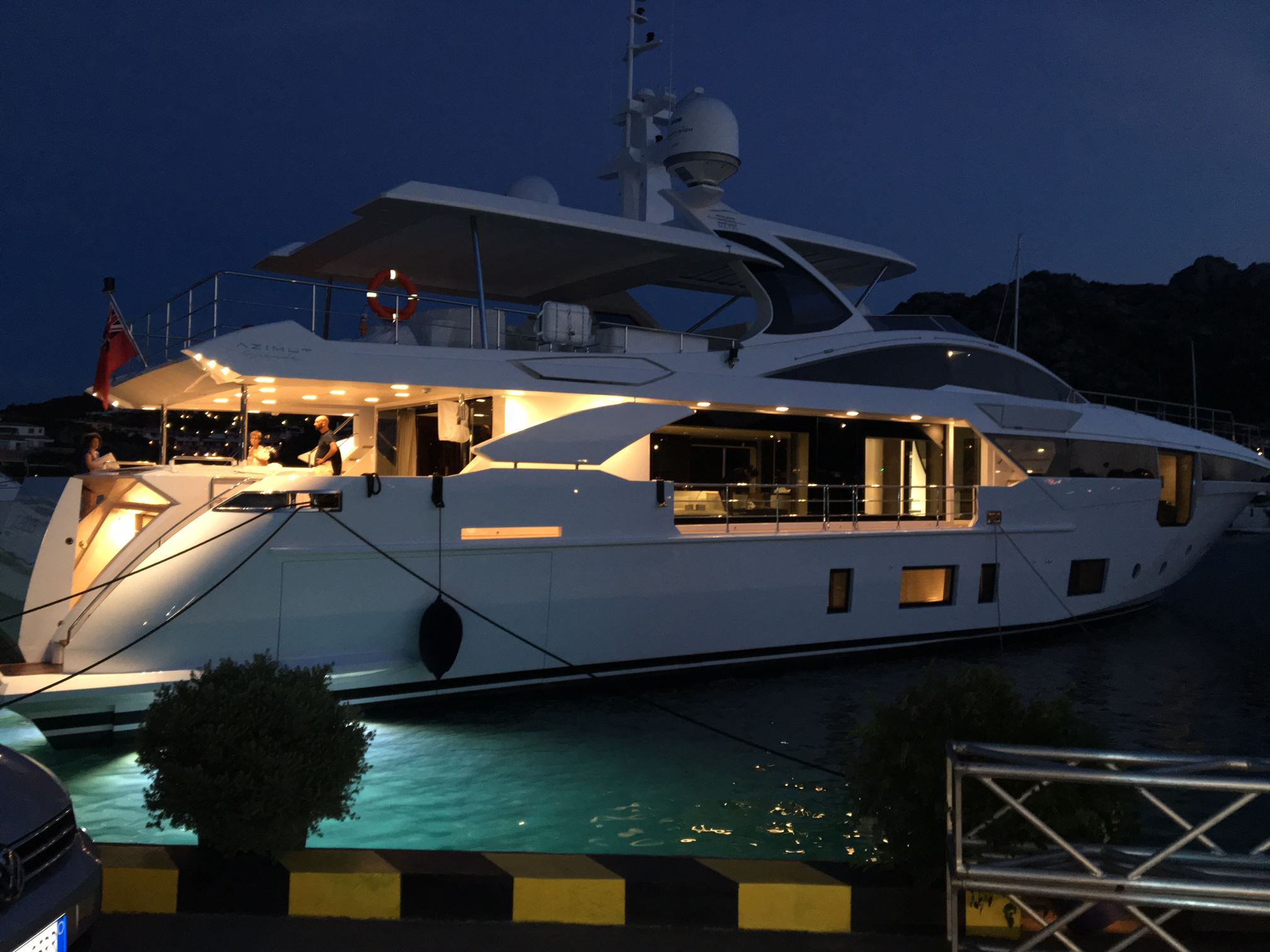 Biały luksusowy jacht na morzu. Finansowany jacht z leasingu jachtów.